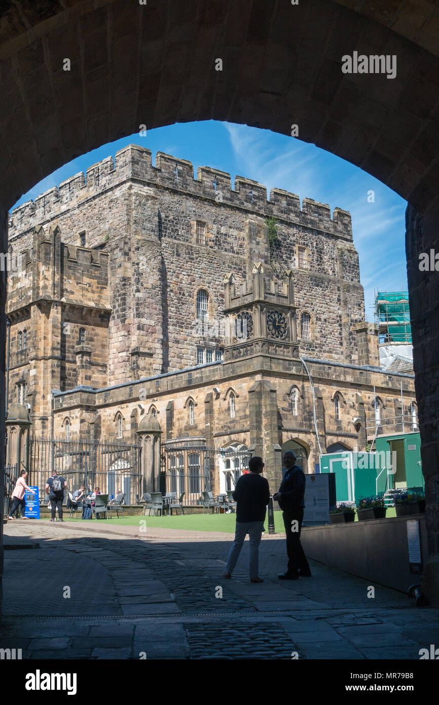 Die John O'Gaunt Tor, der Eingang zu den jetzt geschlossenen Lancaster Castle Gefängnis. Jetzt offen für Besucher für geführte Touren. Stockfoto