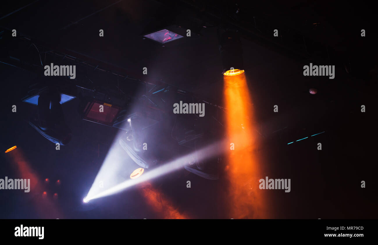Scheinwerfer strahlen im malerischen Rauch, Bühnenbeleuchtung Hintergrund  Foto Stockfotografie - Alamy