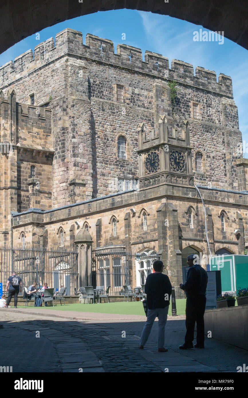 Die John O'Gaunt Tor, der Eingang zu den jetzt geschlossenen Lancaster Castle Gefängnis. Jetzt offen für Besucher für geführte Touren. Stockfoto