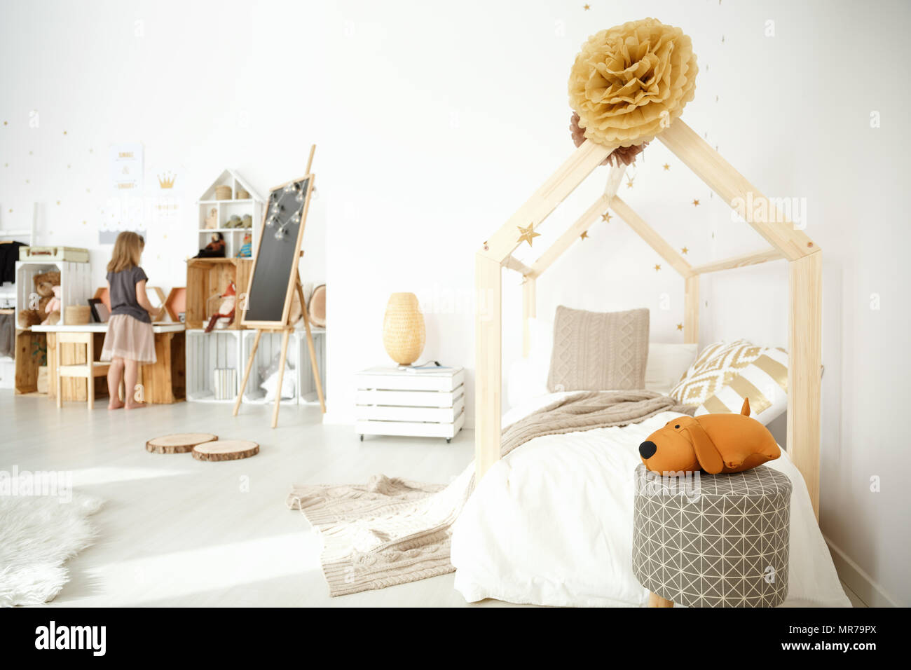 Die gemütlichen Mädchen Schlafzimmer mit diy Zubehör und Spielzeug  Stockfotografie - Alamy