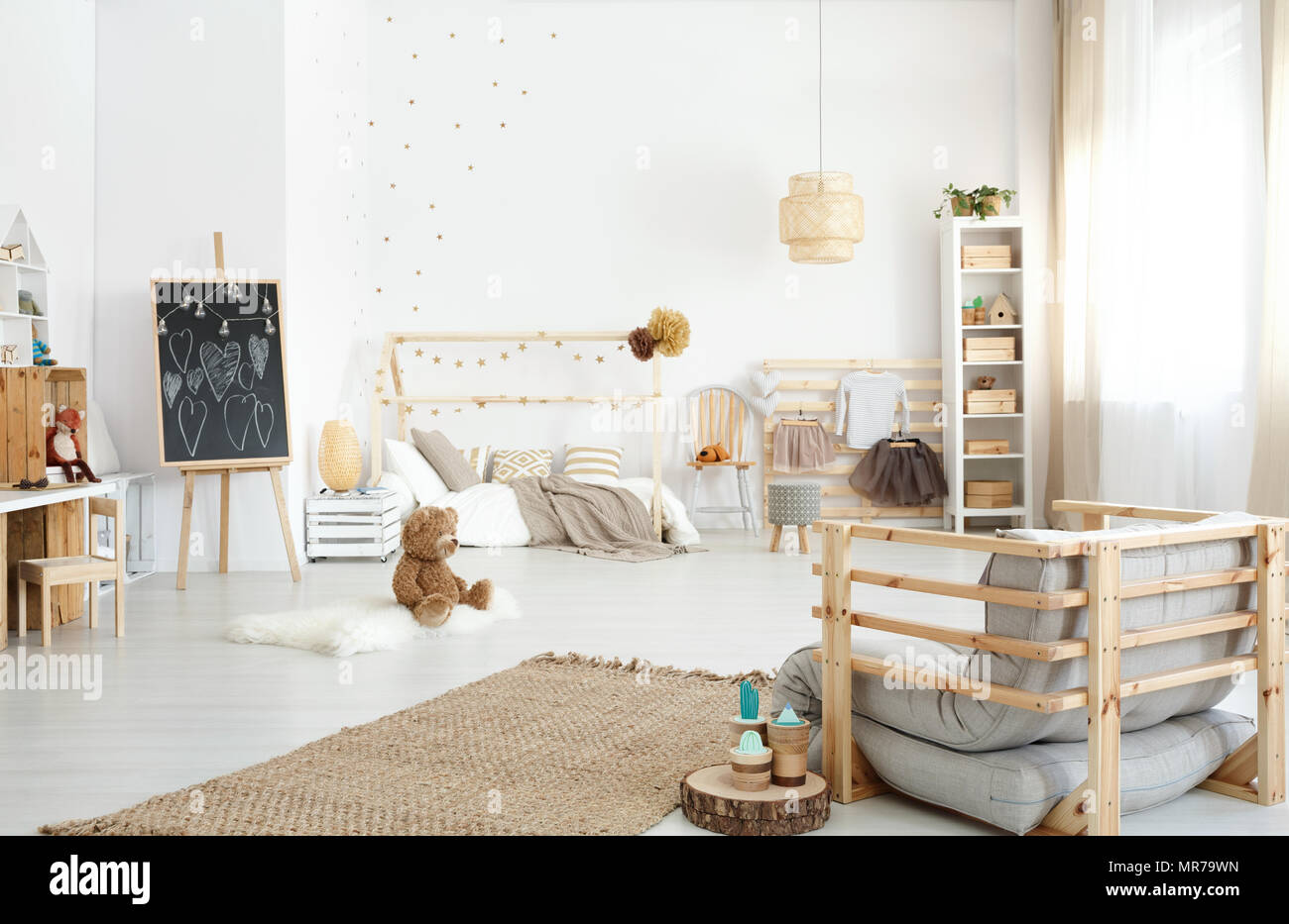 Die Geraumigen Modernen Kid Schlafzimmer Mit Sessel Spielzeug Und Diy Zubehor Stockfotografie Alamy