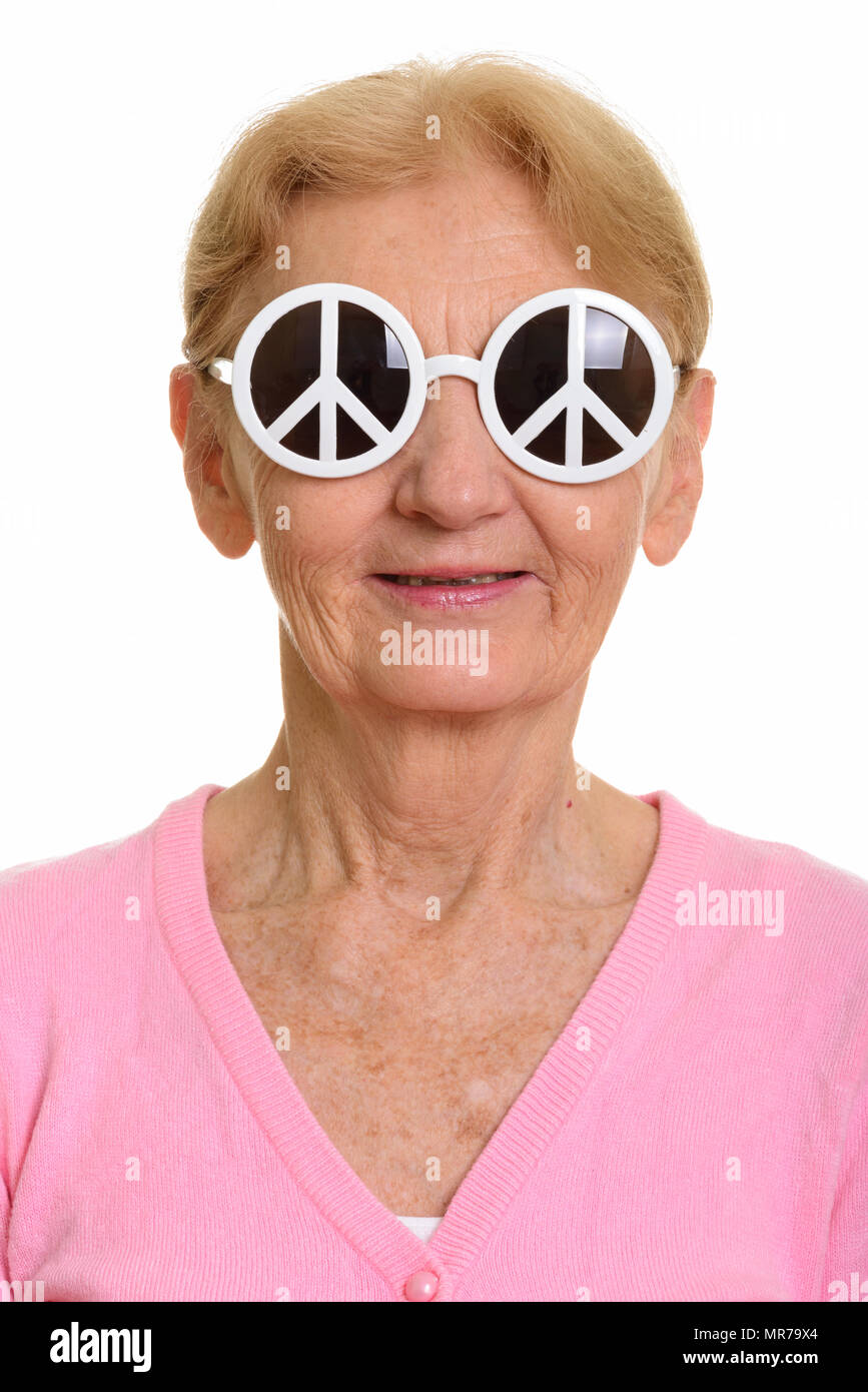 Angesichts der gerne ältere Frau lächelnd während Sonnenbrille mit dem Tragen Stockfoto