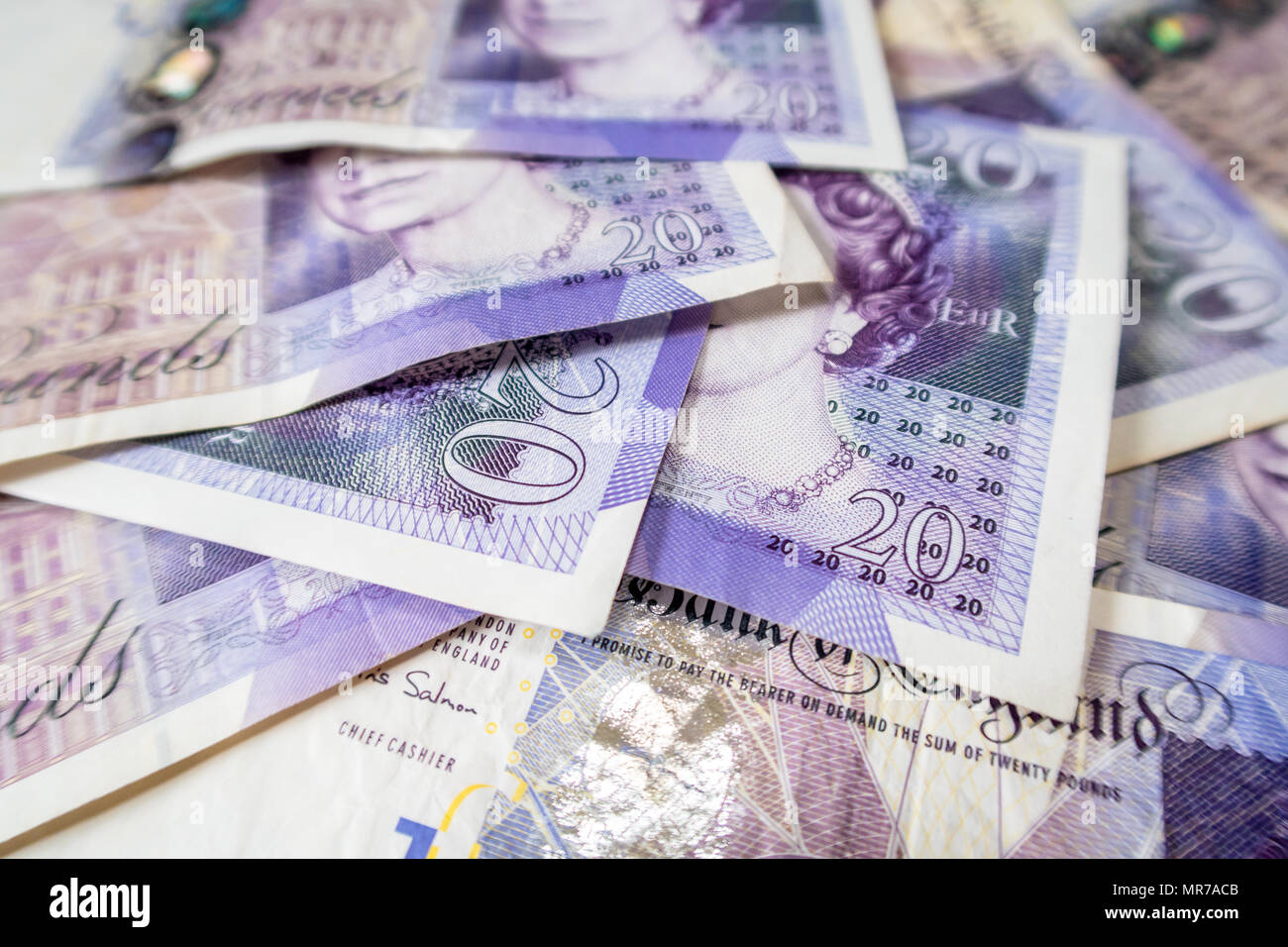 Hintergrund der einen großen Haufen von 20 britischen Pfund Sterling bank Notes Stockfoto