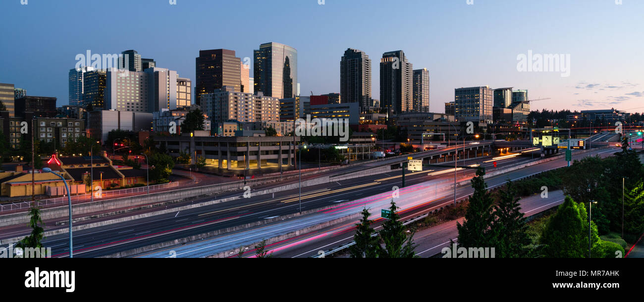 Das Licht der Morgendämmerung beginnt die Gebäude und Architektur von Bellevue Washington zu beleuchten Stockfoto