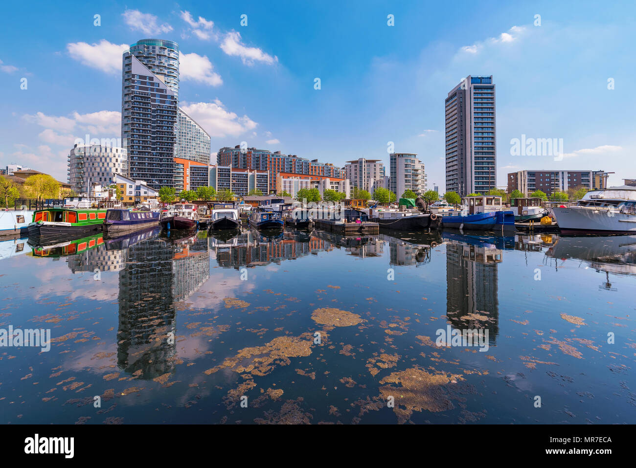 LONDON, Großbritannien - 20 April: Blackwall Basin moderne Riverside Apartment Gebäude und Hafen in der Nähe von Canary Wharf Financial District auf April Stockfoto