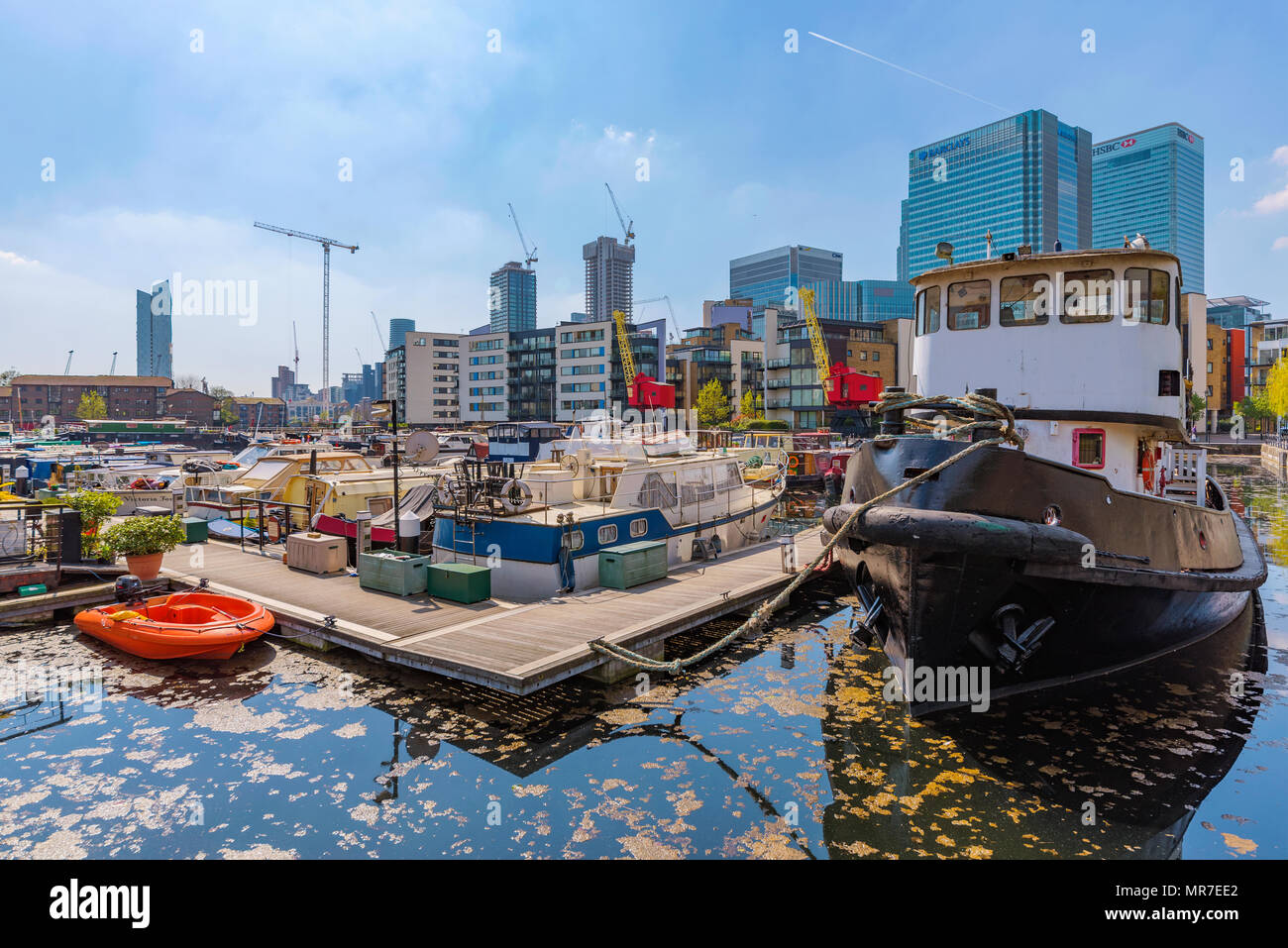 LONDON, Großbritannien - 20 April: Dies ist ein Blick auf die Boote und die Stadt Gebäude in Blackwall Basin am 20. April 2018 in London. Stockfoto