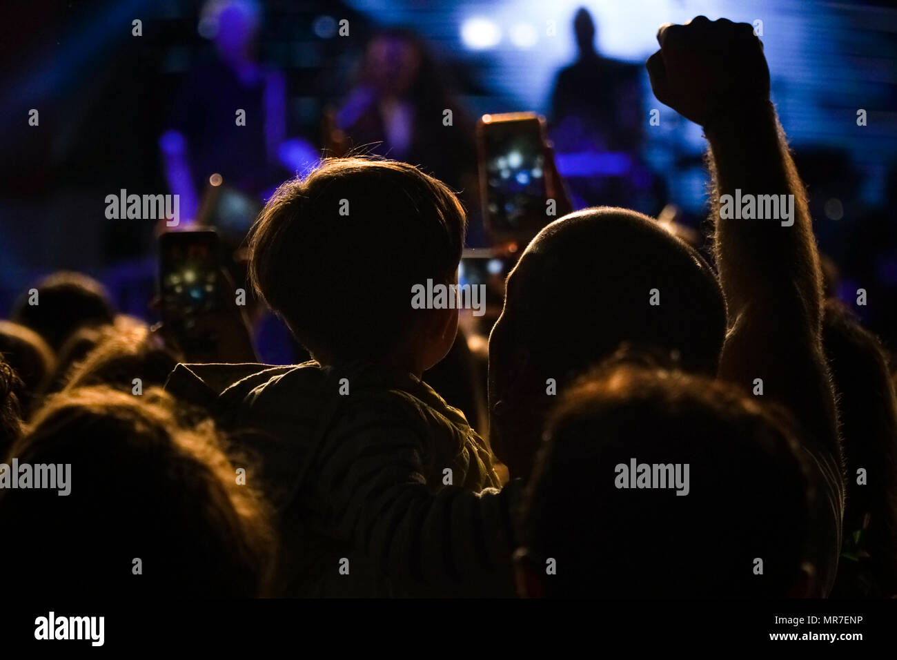 Istanbul, Türkei - 19. Mai 2018: Istanbul, Türkei - 19. Mai 2018: Ein Vater und sein kleiner Sohn in einem Konzert im Freien in Istanbul, Kadiköy. Stockfoto