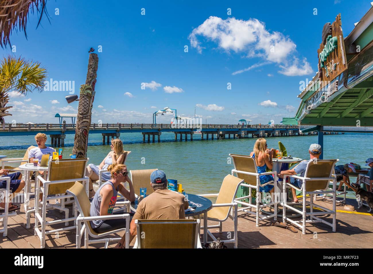Leute genießen Sommer Tag an Stränden am Vilano Waterfront Restaurant Cafe in Vilano Beach in der Nähe von St Augustine Florida Stockfoto