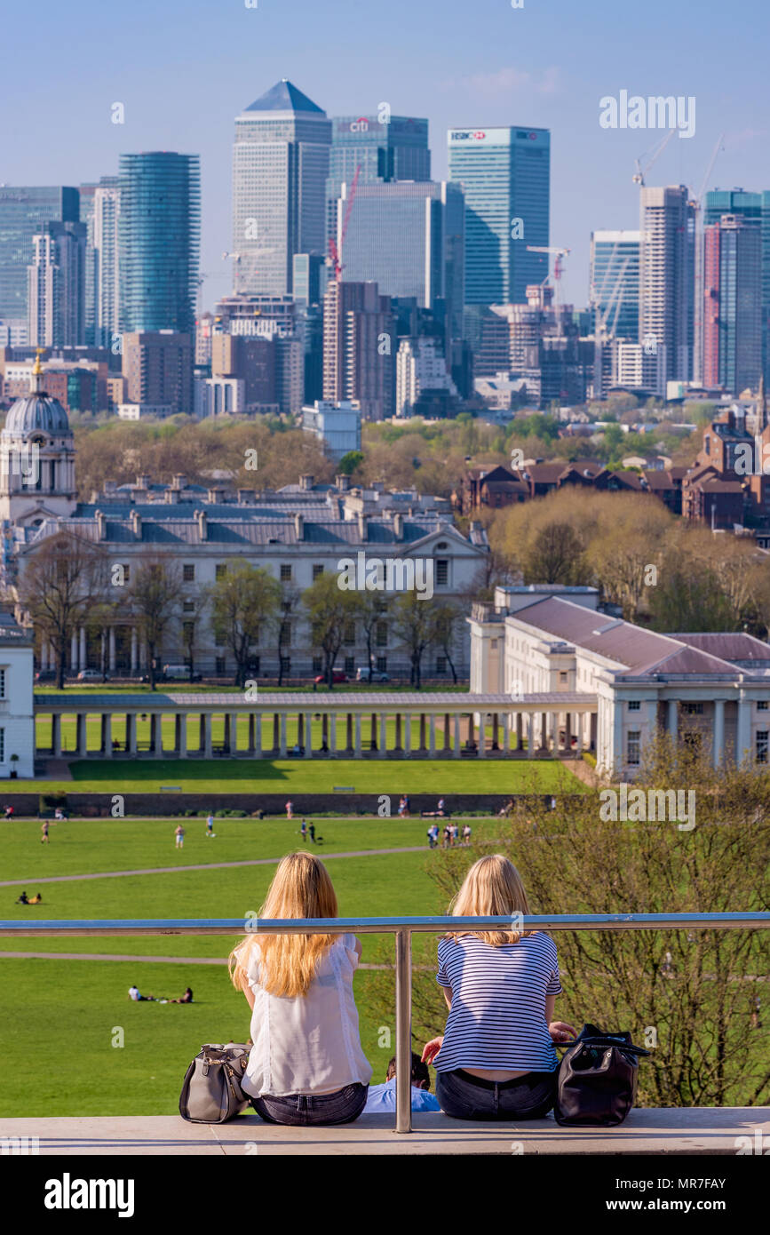 LONDON, Großbritannien - 20 April: Menschen auf dem Hügel sitzen in Greenwich Park Anzeigen der Londoner Skyline am 20. April 2018 in London. Stockfoto