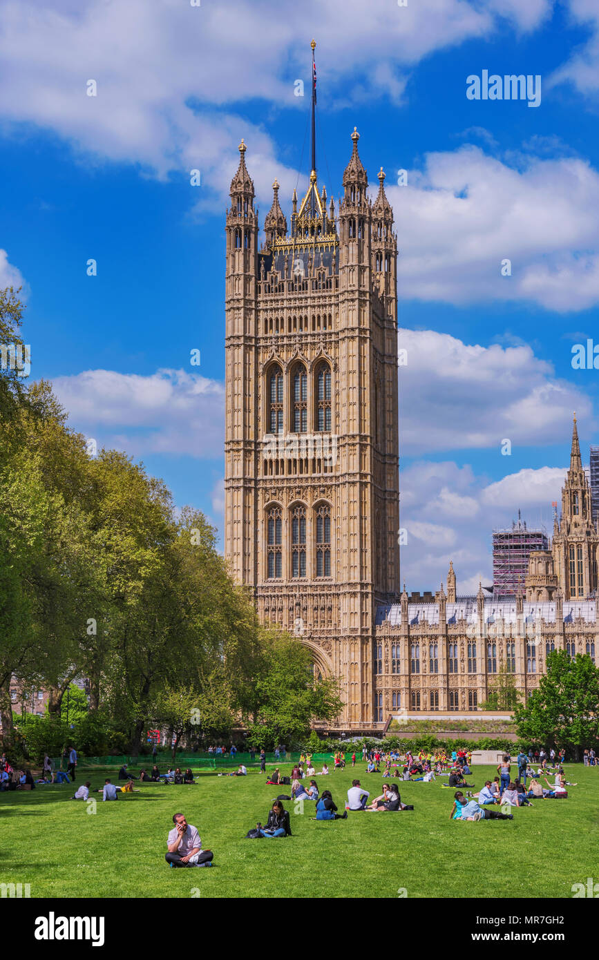 LONDON, GROSSBRITANNIEN - 04 Mai: Dies ist ein Blick auf die Westminster Palace und Victoria Tower Gardens am Mai 04, 2018 in London. Stockfoto