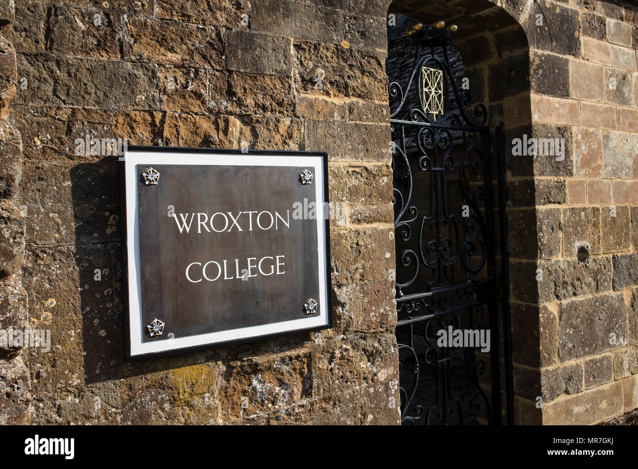 Ein altes Eingangstor zu Fairleigh Dickinson University, vormals Wroxton College in Wroxton, in der Nähe von Banbury, Oxfordshire Stockfoto