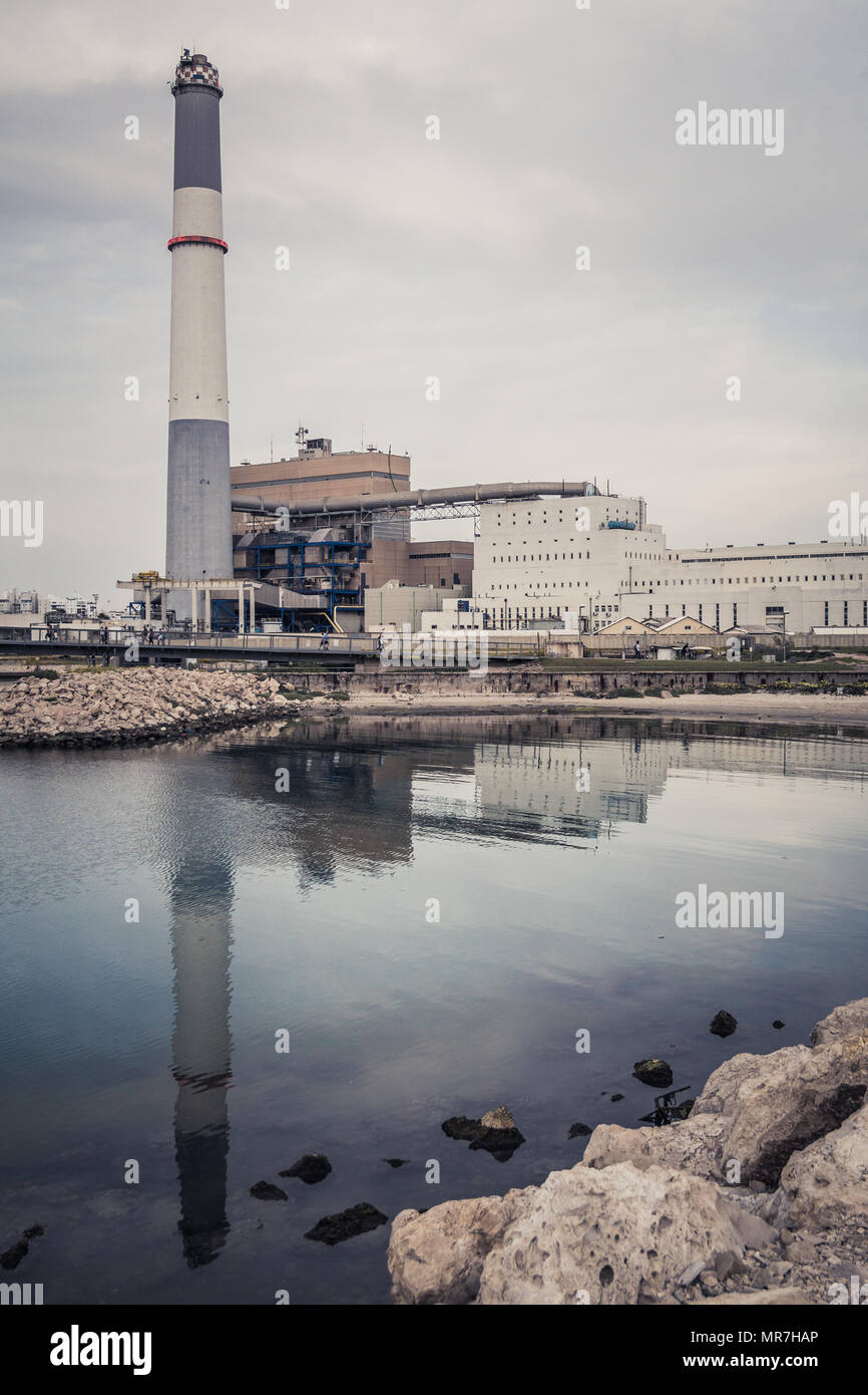 Lesen power station, Tel Aviv, Israel. Im Laufe des Nachmittags an einem bewölkten Tag. Das Kraftwerk wird auf der Yarkon Flusses reflektiert. Stockfoto