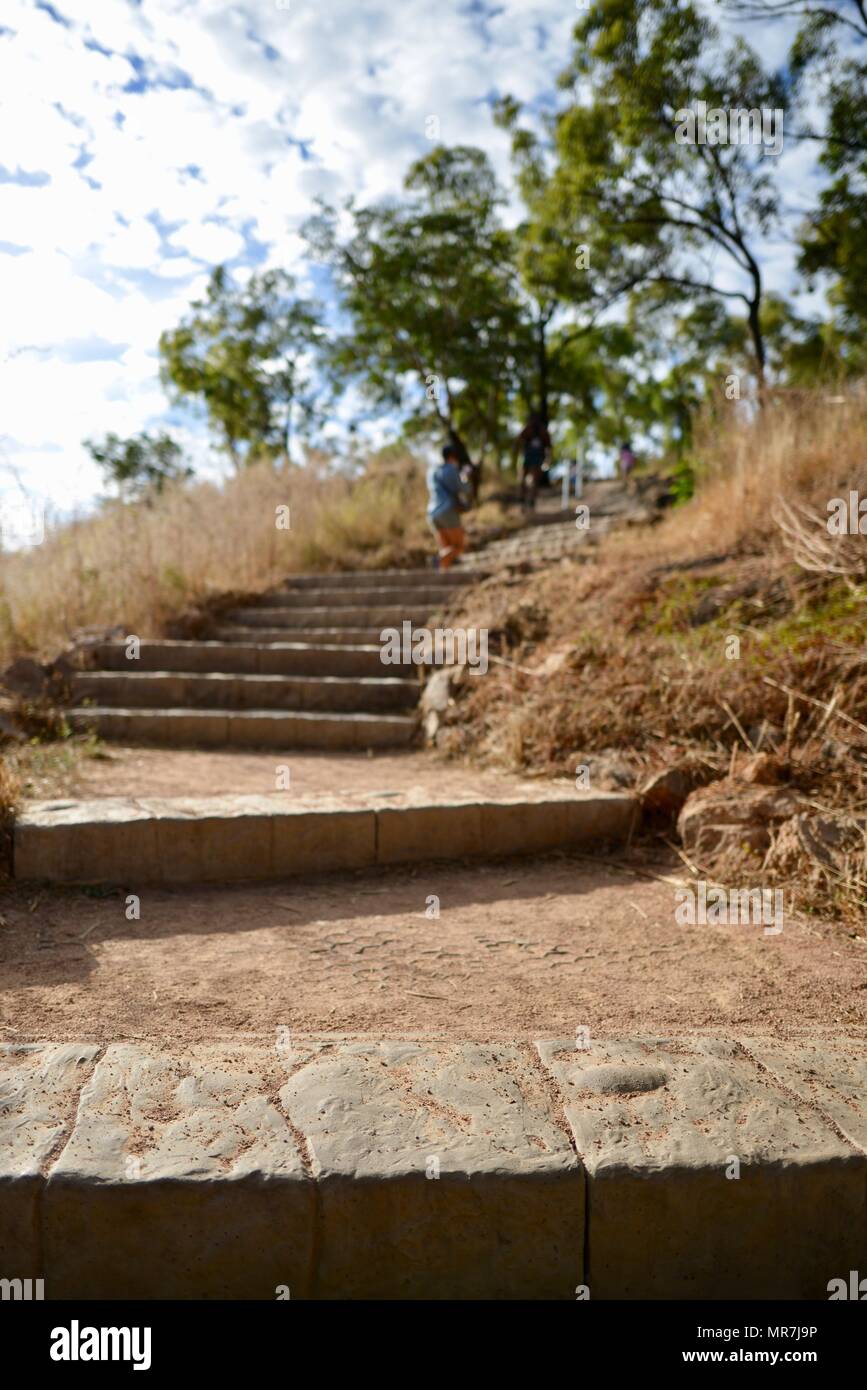 Stein Schritte durch den australischen Busch auf der Cudtheringa Wanderweg, Castle Hill, QLD 4810, Australien Stockfoto