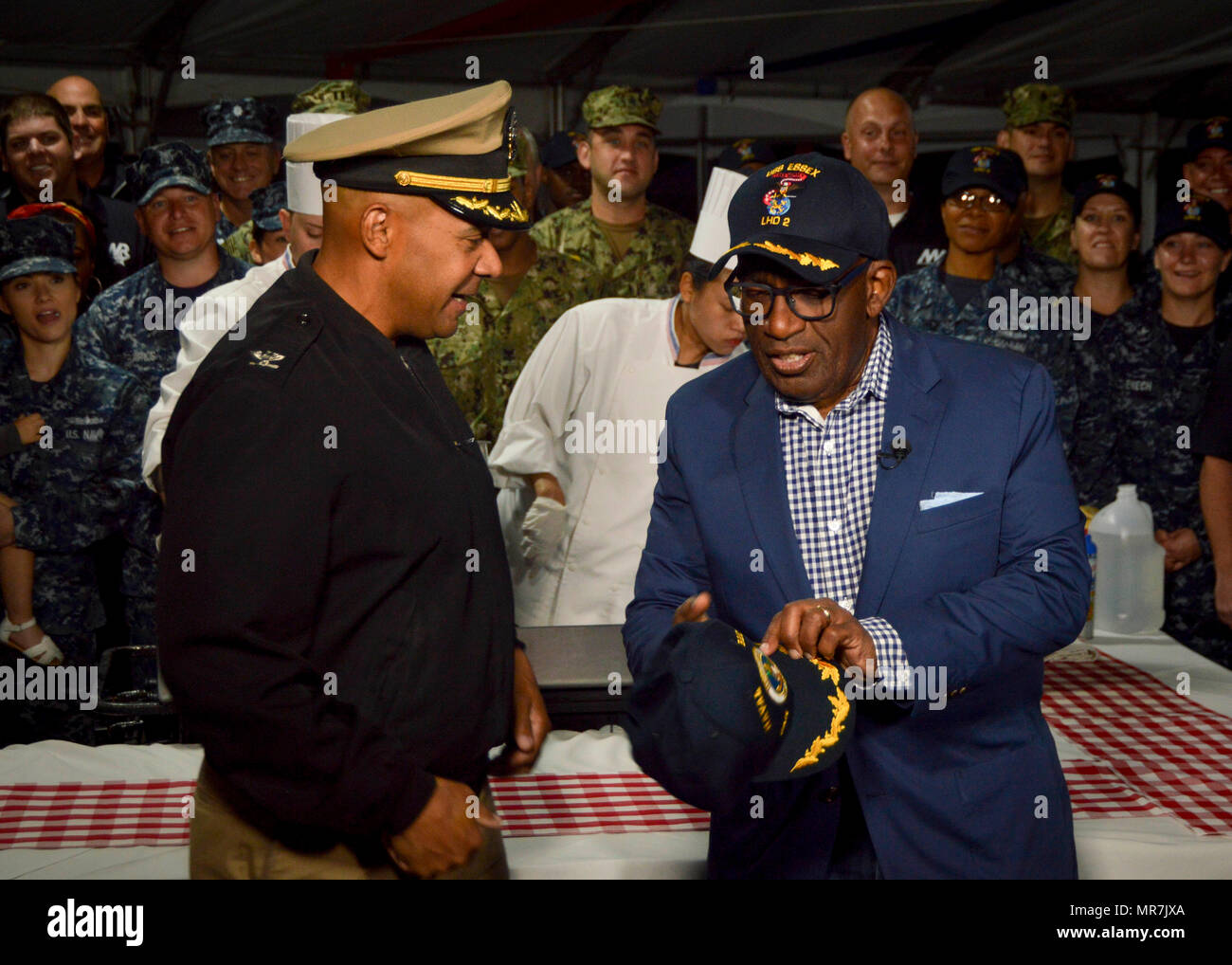 Al Roker (* 1954) ist ein US-amerikanischer Wettermoderator und Co-Moderator der TODAY-Show von NBC. Das Archivbild zeichnet eine Präsentation einer Kommandoballkappe der Marinebasis San Diego während des „Mission: Breakfast“-Events am 22. Mai 2017 auf, als die TODAY Show Live-Segmente aus der Installation in San Diego, Kalifornien, ausstrahlte. Stockfoto
