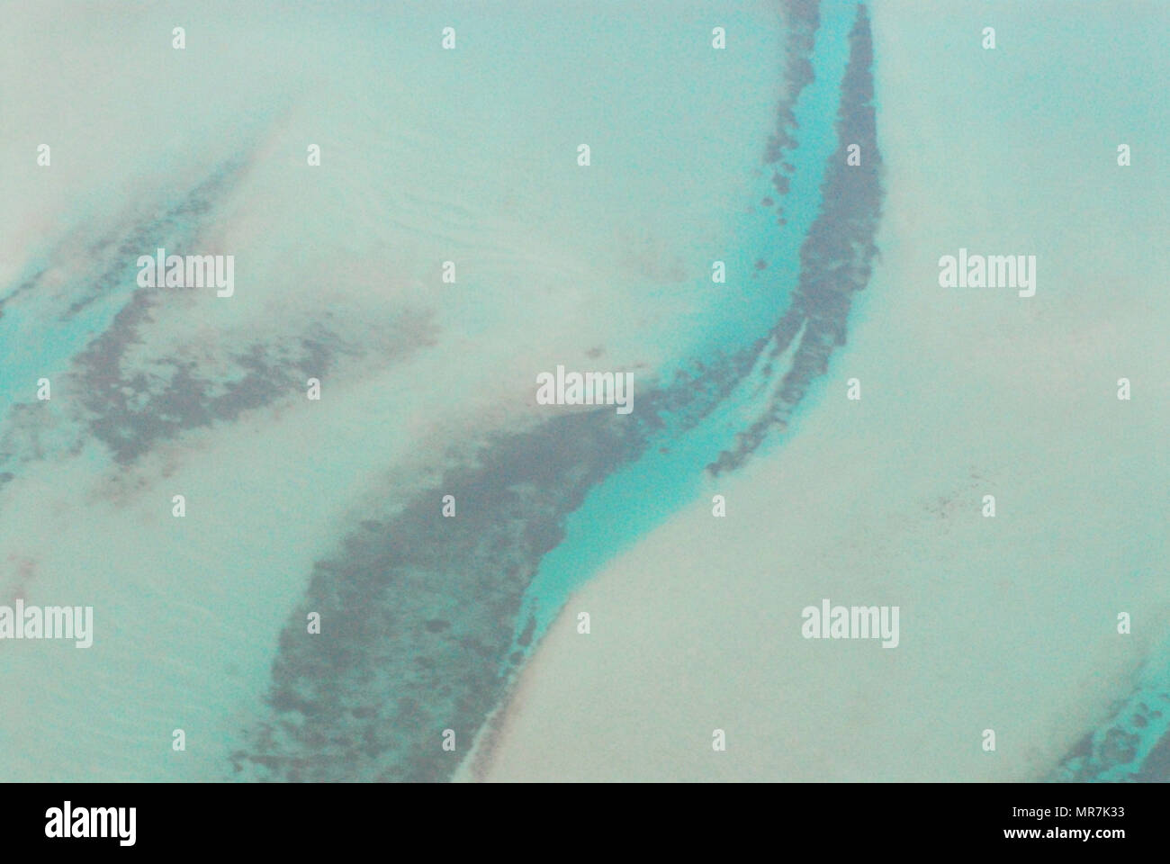 Eine schöne abstrakte Darstellung des Atlantischen Ozeans von einem kleinen Flugzeug über die Bahamas. Stockfoto