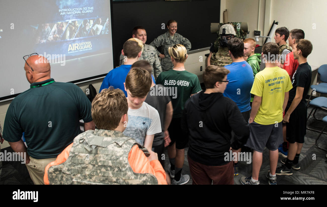 179Th Airlift Wing und 200 RED HORSE Mitglieder paricipate in Führer Richland 7. und 8 Sortierer über Karrieren in der Ohio Air Naitonal Guard an der Ohio State University North Central Campus, Mansfield, Ohio, 17. Mai 2017 zu erziehen. Die 179Th Airlift Wing ist immer auf der Mission, die erste Wahl zu sein, Gemeinschaft, Bund und Missionen mit einem zuverlässigen Team von hoch qualifizierten Piloten zu reagieren. (U.S. Air National Guard Foto von 1 Leutnant Paul Stennet/Freigegeben) Stockfoto