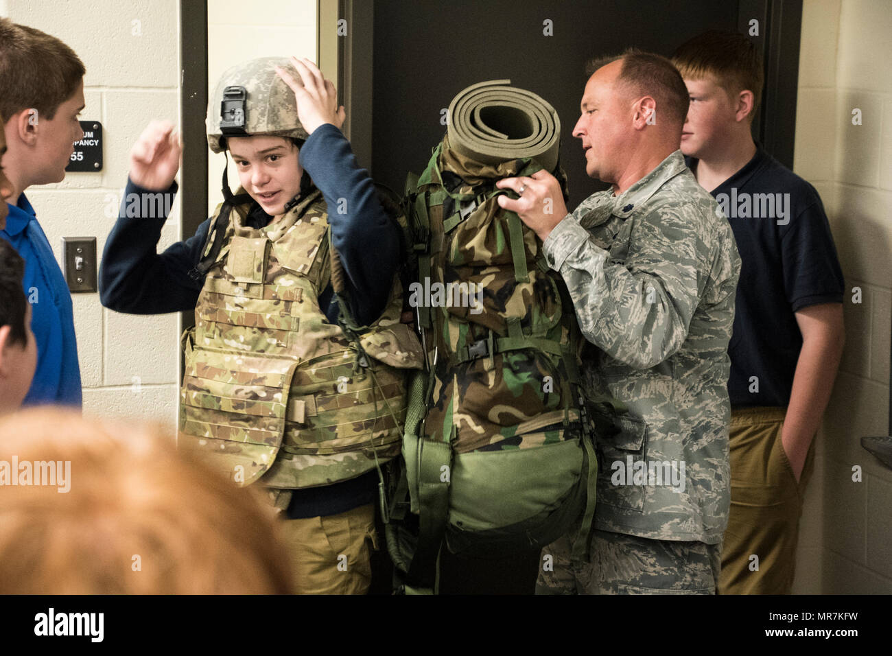 179Th Airlift Wing und 200 RED HORSE Mitglieder paricipate in Führer Richland 7. und 8 Sortierer über Karrieren in der Ohio Air Naitonal Guard an der Ohio State University North Central Campus, Mansfield, Ohio, 18. Mai 2017 zu erziehen. Die 179Th Airlift Wing ist immer auf der Mission, die erste Wahl zu sein, Gemeinschaft, Bund und Missionen mit einem zuverlässigen Team von hoch qualifizierten Piloten zu reagieren. (U.S. Air National Guard Foto von 1 Leutnant Paul Stennet/Freigegeben) Stockfoto