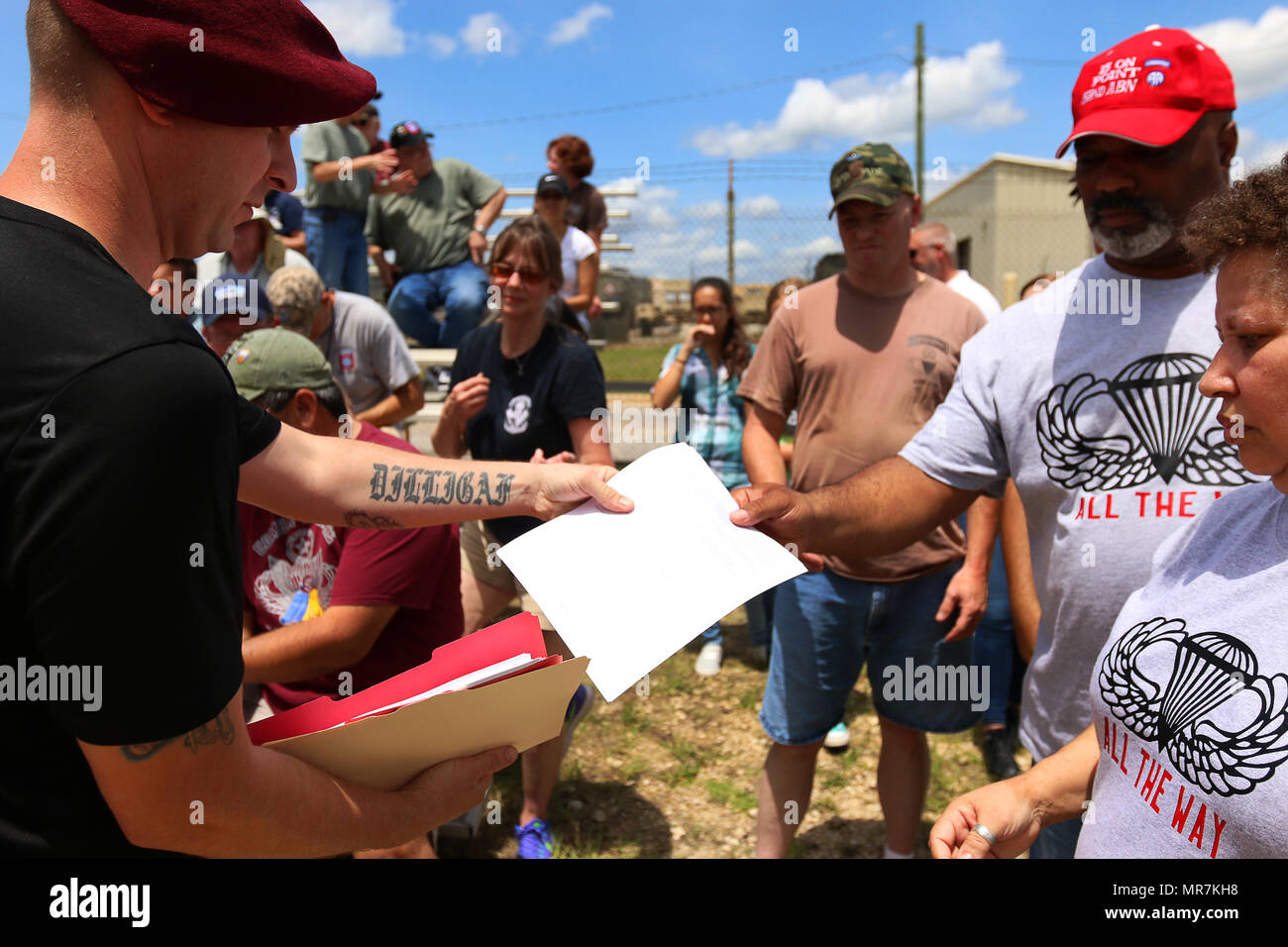 Ein Sprung Master out Zustimmungformen zu eifrig Teilnehmer suchen Erweiterte die U.S. Army Airborne School springen Turm auf Fort Bragg, N.C., 22. Mai 2017 zu beenden. Während alle amerikanischen Woche 100, der 82Nd Airborne Division bietet viele Möglichkeiten für Veteranen, Familien und Freunden in Ausbildung und familienfreundliche Veranstaltungen teilzunehmen. In diesem Jahr Alle amerikanischen Woche Thema ist," feiert ein Jahrhundert Service!" (U.S. Armee Foto von SPC. Dustin D. Biven) Stockfoto