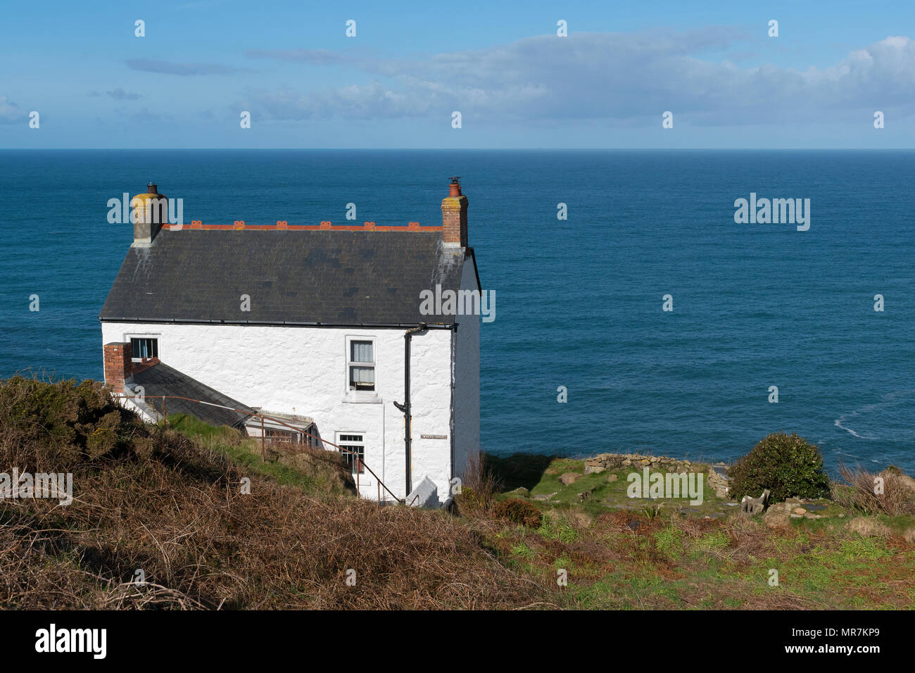 Ferienhaus mit Blick auf das Meer bei Cape Cornwall, Cornwall, England, Großbritannien, Großbritannien, Stockfoto