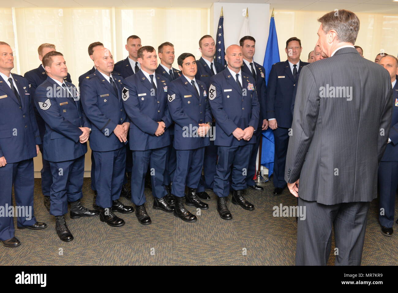 Die Mitglieder der 102. und 103. Rescue Squadrons der 106 Rettung Flügel der New York Air National Guard, die Slowenische Medaille für Verdienste im militärischen Bereich durch den Präsidenten Borut Pahor Slowenien am 21. Mai 2017 verliehen. Die Zeremonie fand bei der Ständigen Mission der Republik Slowenien Büro der Vereinten Nationen in New York für ihre international Rescue Mission des Schiffes Tamar, die am 24. April begann Beihilfen für Besatzungsmitglieder in einer Explosion an Bord verletzt zu rendern. (U.S. Air National Guard Foto von Kapitän Michael O'Hagan) Stockfoto