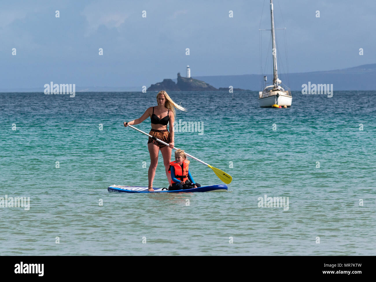 Mutter und Tochter paddleboarding Paddle Boarding in St. Ives Bay, Cornwall, England, Großbritannien, Großbritannien. Stockfoto