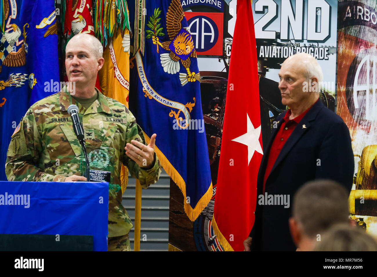 Oberst Erik Gilbert, der 82Nd Combat Aviation Brigade Commander, bereitet für die pensionierten US-Armee Brig. Gen. Dennis Kerr eine 30-jährige Regimental sozialen Preis während der 82Nd CAB Regimental Soziale an Simmons Army in Fort Bragg, N.C., 22.Mai. (Armee Foto von Sgt. Steven Galimore) Stockfoto