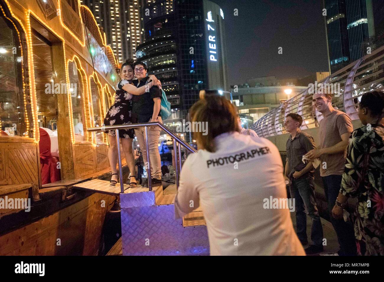 170514-N-YL 257-005 Dubai, Vereinigte Arabische Emirate (14. Mai 2017) Matrosen an Bord eines Dhow für eine River Dinner Cruise Tour arrangiert von dem Flugzeugträger USS George H.W. Bushs (CVN 77) (GHWB) Moral, Wohlfahrt und Erholung Programm in Dubai, Vereinigte Arabische Emirate. GHWB ist in den USA der 5. Flotte Bereich für Maßnahmen zur Erhöhung der Sicherheit des Seeverkehrs auf die Verbündeten und Partnern zu beruhigen bereitgestellt, und der Freiheit der Schiffahrt und des freien Handels in der Region erhalten. (U.S. Marine Foto von Mass Communication Specialist 3. Klasse Christopher Gaines/Freigegeben) Stockfoto