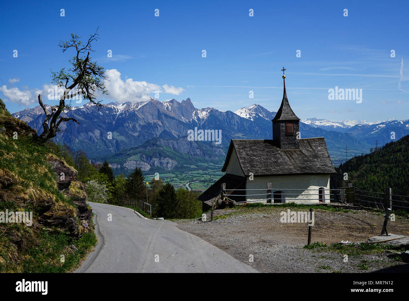schweiz-kirche-kapelle-alpen-berge-stockfotos-und-bilder-kaufen-alamy