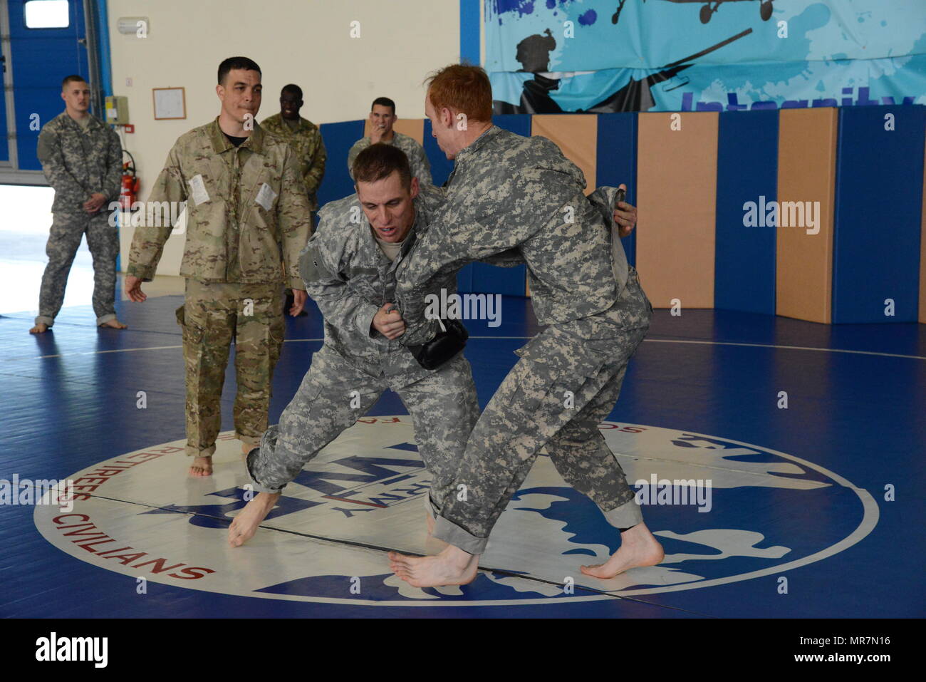 Us-Soldaten, zu 39th Signal Battalion und Obersten Hauptquartier der Alliierten Mächte in Europa (SHAPE) Health Care Facility zugeordneten kleine Kämpfe unter Aufsicht von Staff Sgt. Carlos K Flores III, 39th Signal Battalion, während der KÄMPFERISCHEN Kurs (BCC) an der Air Base Chièvres Gemeinschaft Activity Centre, Chièvres Belgien, Mai 2., 2017. (U.S. Armee Foto von visuellen Informationen Spezialist Henri Cambier) Stockfoto