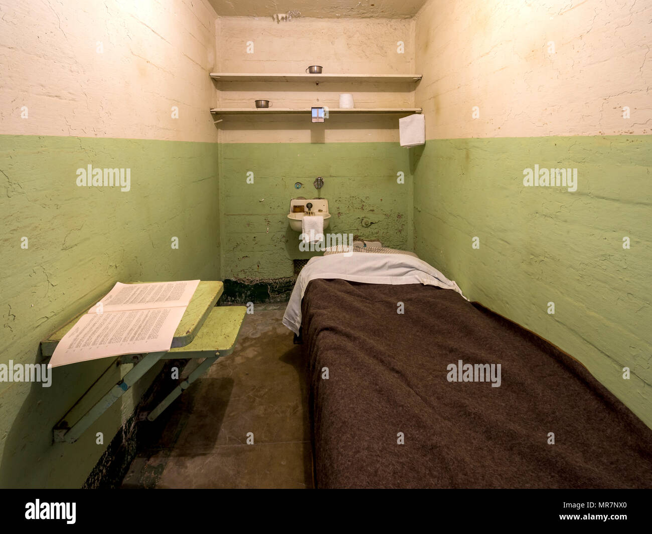 Zelle im Gefängnis Alcatraz, San Francisco, CA, USA. Stockfoto