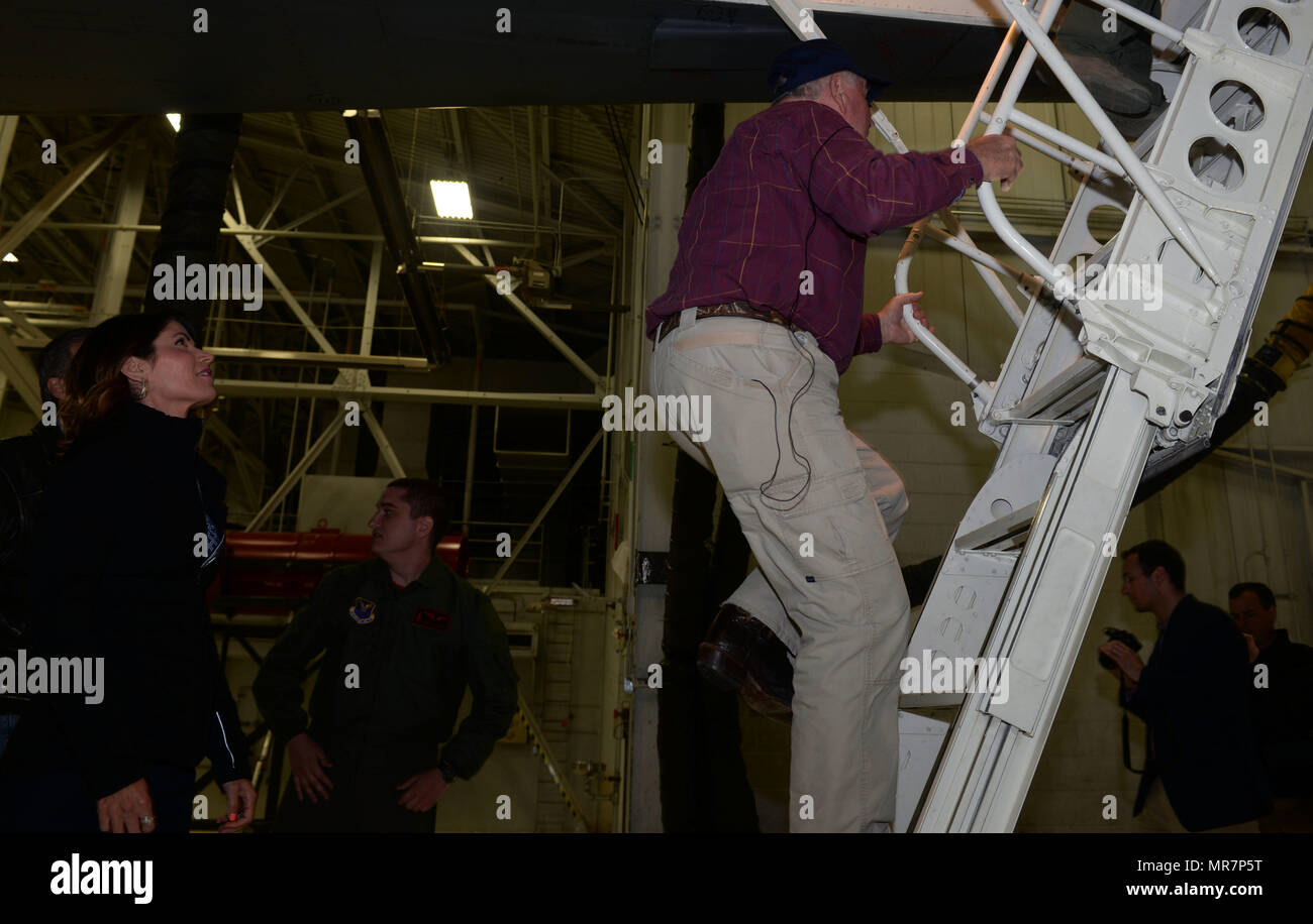 Sonny Perdue, der US-Staatssekretär für Landwirtschaft, steigt auf einer Leiter in eine B-1 bomber in Ellsworth Air Force Base, S.D., 19. Mai 2017. Perdue wuchs in Georgien in der Nähe von Robins Air Force Base, wo der Air National Guard flog B-1 s. (U.S. Air Force Foto: Staff Sgt. Hailey R. Staker) Stockfoto