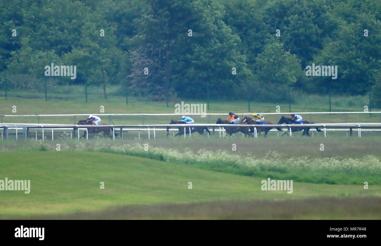 Läufer und Reiter während des Ständigen Sicherheit mit Yorkshire Rennbahnen Handicap Stakles bei Pontefract Pferderennbahn. Stockfoto