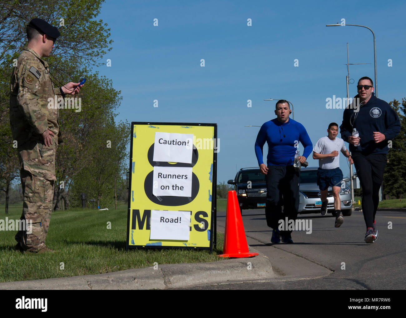 Flieger-sprint am Ende der 5K Memorial Run während der nationalen Polizei-Woche auf der Minot Air Force Base, N.D., 18. Mai 2017. Nationale Polizei-Woche ist ein vom Kongress geehrt Gesetzdurchführungpersonal zu feiern, in der ganzen Nation und der ganzen Welt, die das ultimative Opfer in der Linie der Pflicht gemacht haben. (U.S. Air Force Photo/Flieger 1. Klasse Alyssa M. Akers) Stockfoto