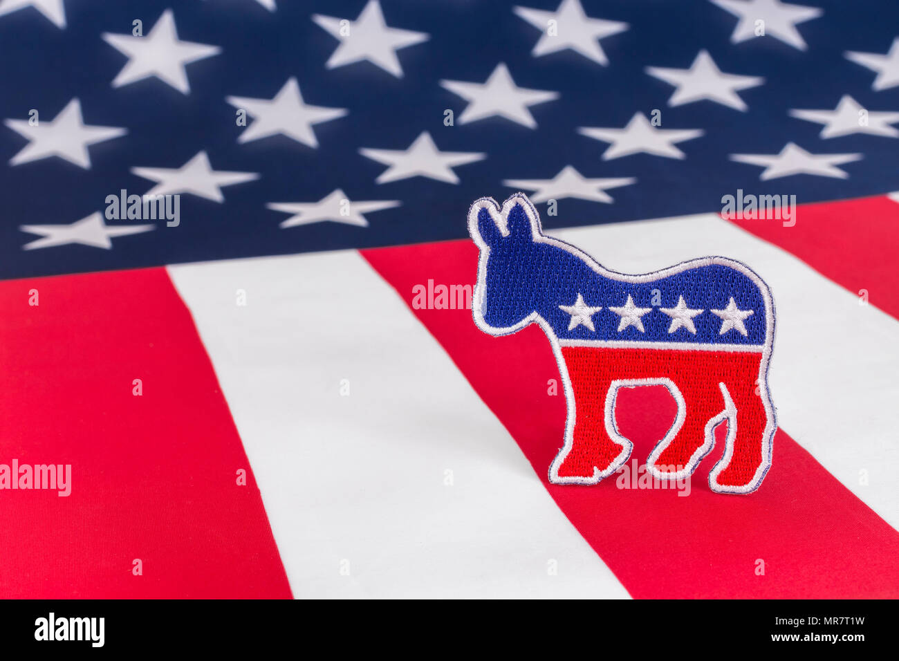 US DNC / Demokrat Party Patch mit Stars and Stripes Flagge. 2026 Halbzeit, 2024 Präsidentschaftswahlen USA, US Primaries, Super Tuesday, Demokraten 2024 Stockfoto