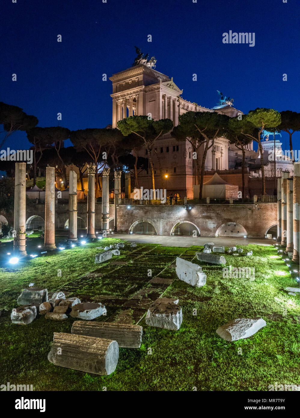 Die Basilika Ulpia und des Trajan Spalte in der Nacht in Rom, Italien. Stockfoto