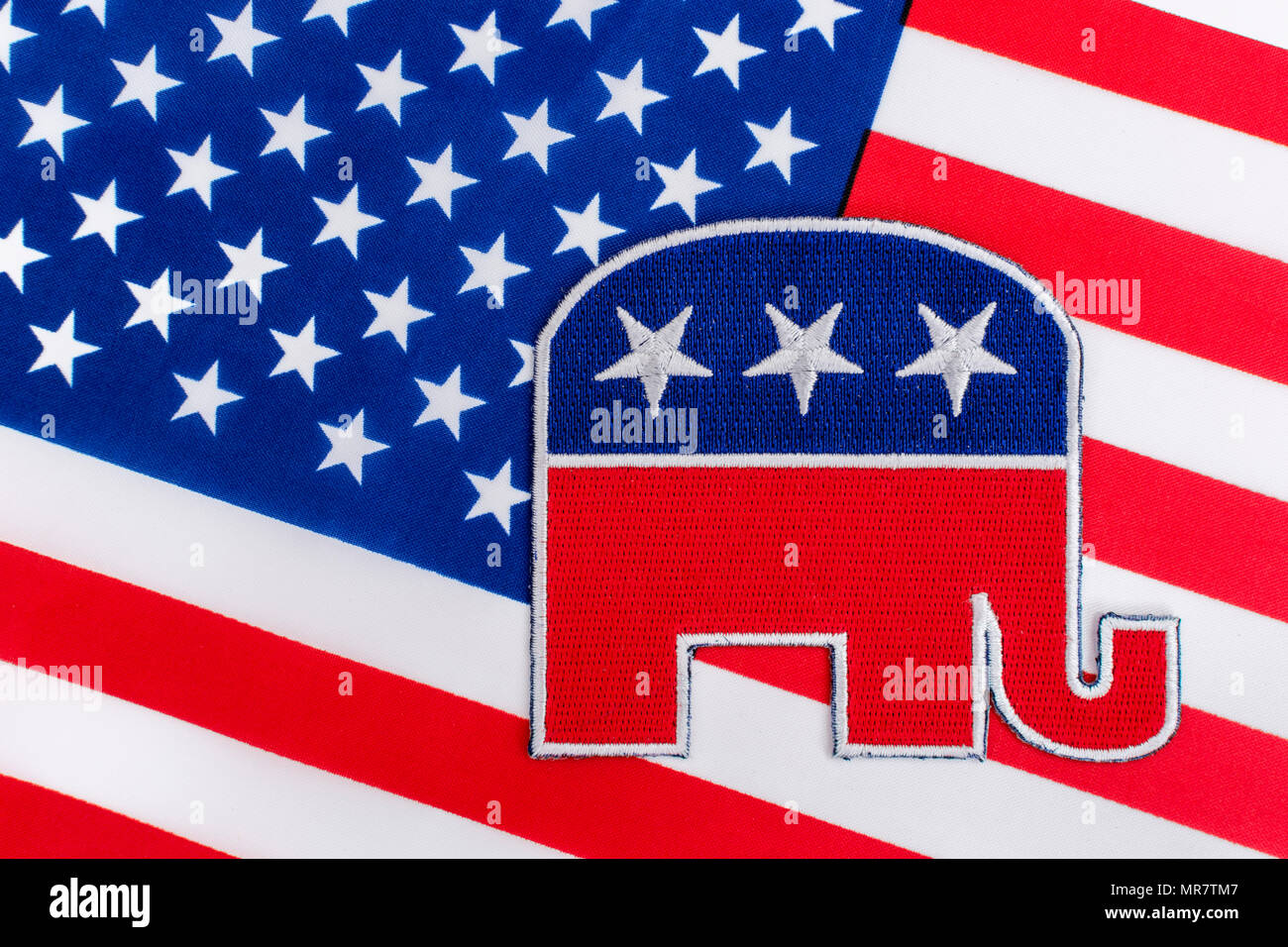 GOP / Republican Party Patch mit Stars & Stripes Flagge. Für US-Halbzeitspiele, Präsidentschaftswahlen, US-Primaries, US-Politik, Republikaner 2024 Rote Welle. Stockfoto