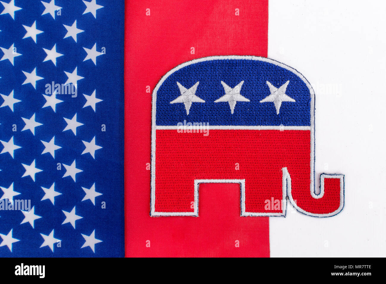 GOP / Republican Party Patch mit Stars & Stripes Flagge. Für US-Halbzeitspiele, Präsidentschaftswahlen, US-Primaries, US-Politik, Republikaner 2024 Rote Welle. Stockfoto