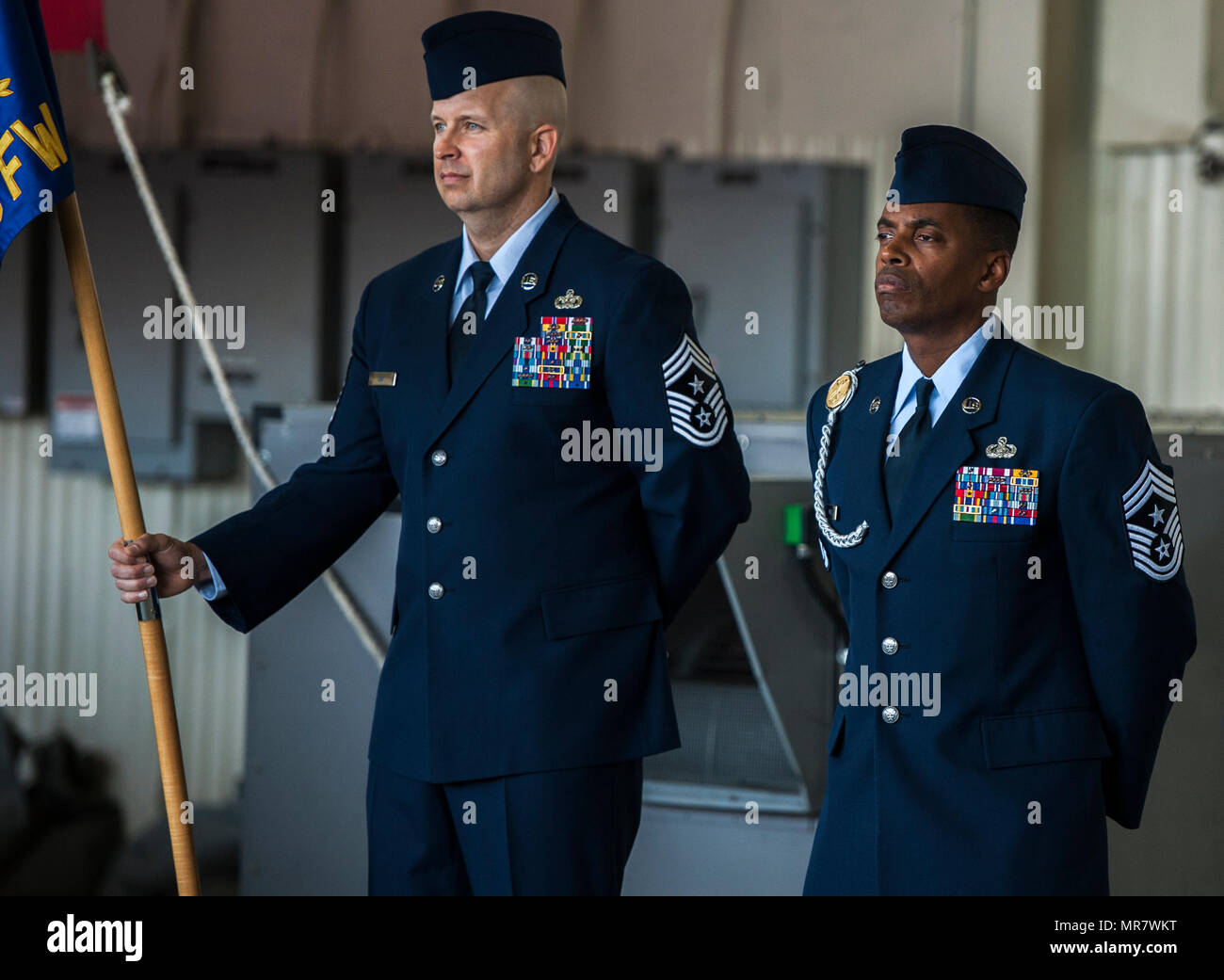 US Air Force Chief Master Sergeant Charles C. Orf steht Parade ruht neben Chief Master Sergeant Reiko Meekes bei der 8. Kämpfer-Flügel-Änderung der Befehl Zeremonie auf Kunsan Air Base, Republik Korea, 25. Mai 2017. ORF aufgegeben die Position des 8. Kämpfer-Flügel-Befehl Chef, Chief Master Sergeant Meekes, wie die Basis übertragenen Befehl von Wolf 56 Wolf 57. (US Air Force Foto von Senior Airman Colville McFee/freigegeben) Stockfoto