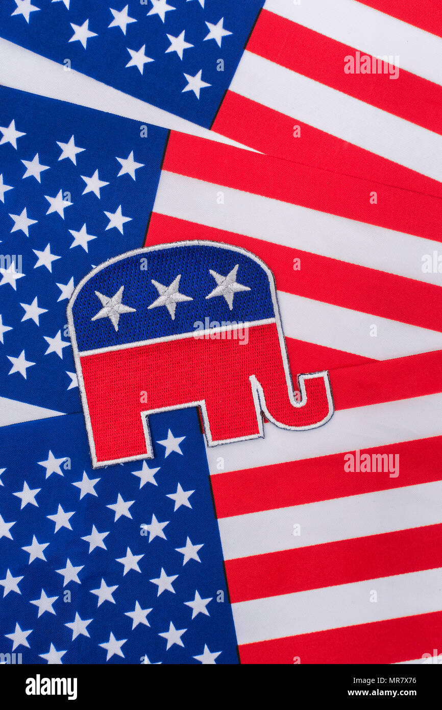 US GOP / Republican Party Patch mit Stars and Stripes Flagge. Metapher 2026 Halbzeitspiele, Präsidentschaftswahlen 2024, US-Primaries, US-Politik, Rote Welle. Stockfoto