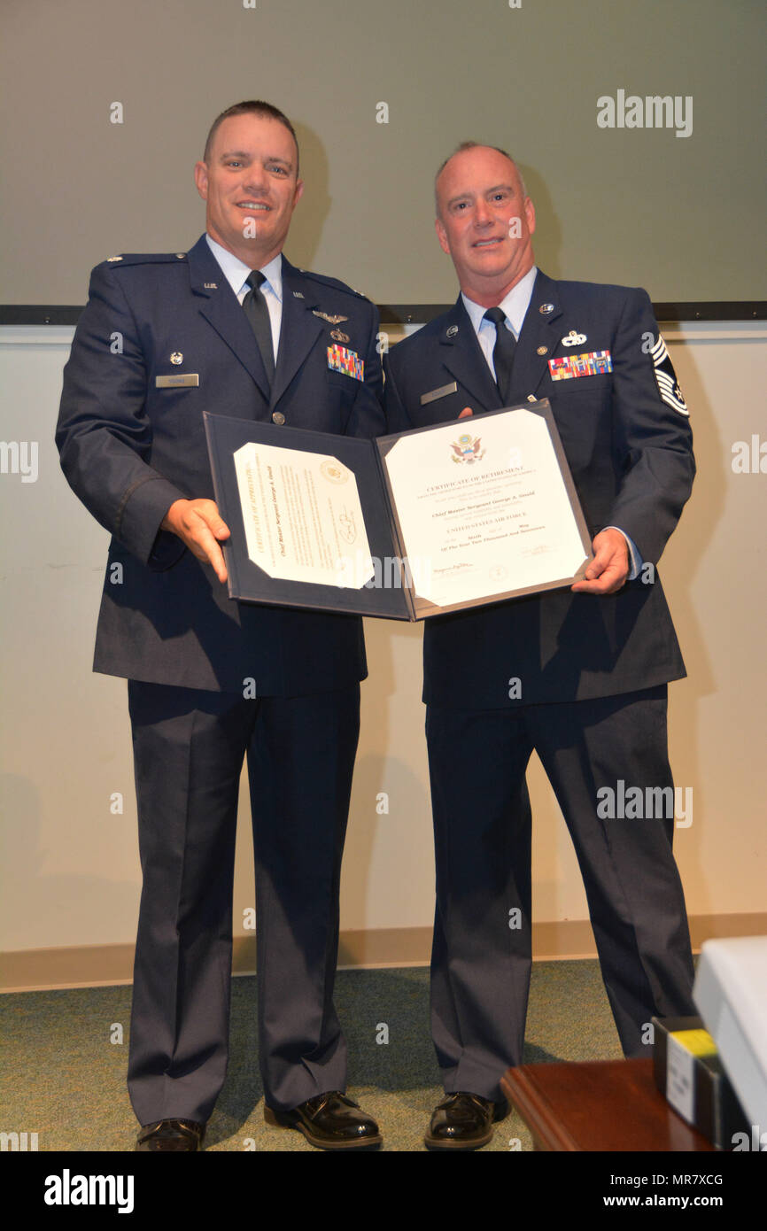 Chief Master Sgt. George Gould der 72. Antenne Port Staffel zieht sich ...