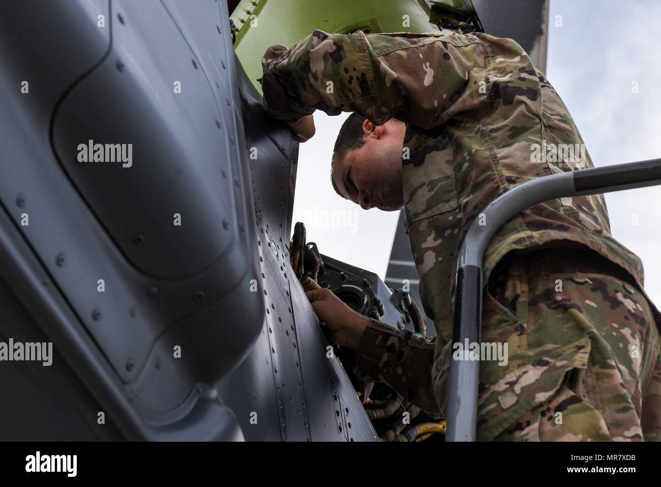 Staff Sgt. John Curtis, eine elektrische in Umweltfragen mit der Florida Air National Guard Loslösung 2, inspiziert ein CV-22 Osprey an hurlburt Field, Fla., 24. Mai 2017. Die FLANG Det2 beschäftigt Offiziere und Mannschaften in der Wartung und das Bodenpersonal in die Positionen der 8. Special Operations Squadron und der 801St Special Operations Aircraft Maintenance Squadron zu erleichtern. (U.S. Air Force Foto: Staff Sgt. Jeff Parkinson) Stockfoto