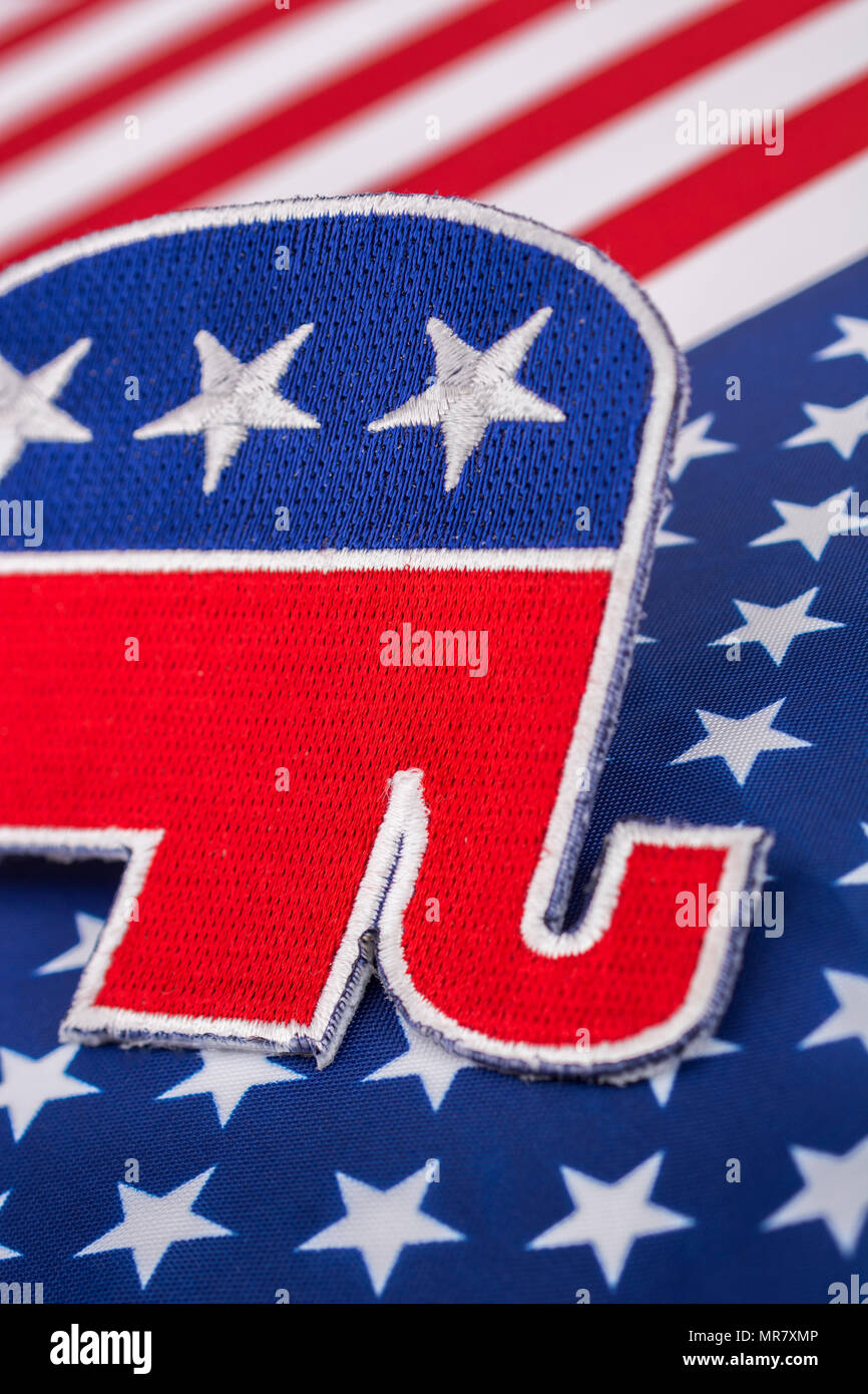 GOP / Republican Party Patch mit Stars & Stripes Flagge. Für US-Halbzeitspiele, Präsidentschaftswahlen, US-Primaries, US-Politik, Republikaner 2024 Rote Welle. Stockfoto