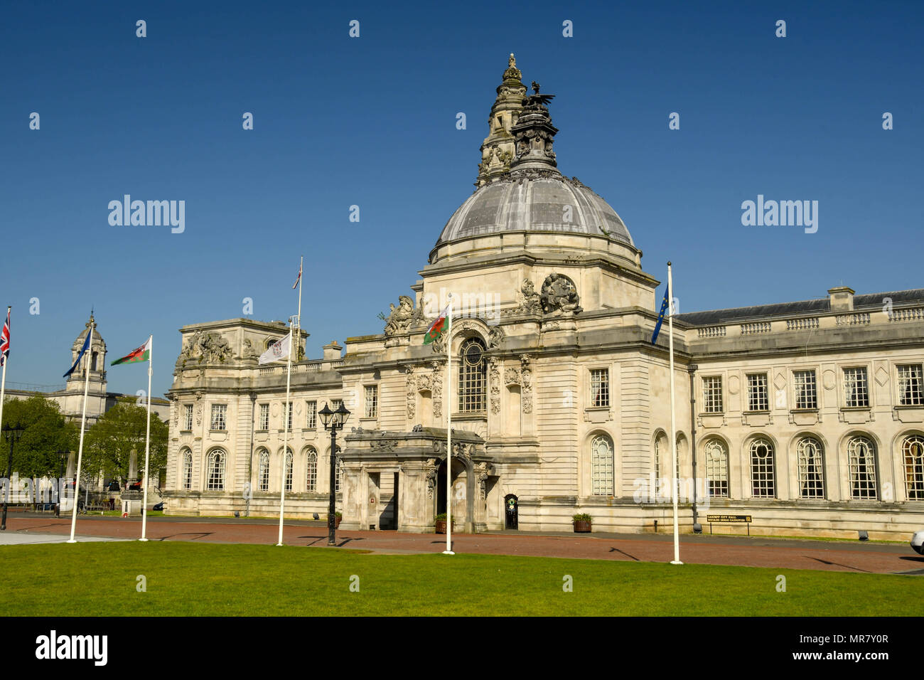 Weitwinkel Querformat von Cardiff City Hall, die Teil des Civic Center der Stadt. Die Architektur ist im Edwardianischen Stil Stockfoto