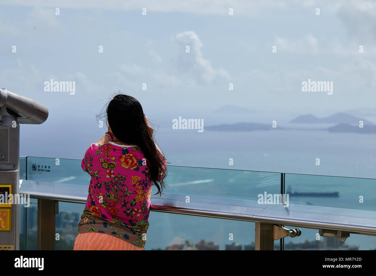 Ein sightseer auf Lamma Island, Hong Kong, gesehen vom Victoria Peak auf Hong Kong Island suchen und mit Blick auf die Stadt. Stockfoto