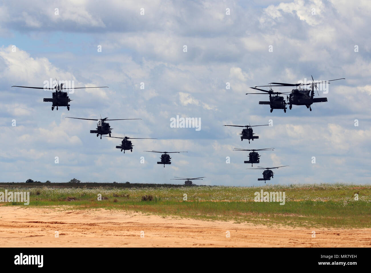 UH-60 Black Hawk Hubschrauber landen auf Sizilien Drop Zone während der Alle amerikanischen Woche 100 Airborne Bewerten Sie Fort Bragg, N.C., 25. Mai 2017. Das Airborne Review ist der Höhepunkt aller amerikanischen Woche 100, das ist eine Chance für die Fallschirmjäger in Vergangenheit und Gegenwart zu feiern, die Mitglieder des America's Ehrenwache. Das Thema, das für alle amerikanischen Woche 100 ist," feiert ein Jahrhundert Service!" (U.S. Armee Foto: Staff Sgt. Elvis Umanzor) Stockfoto