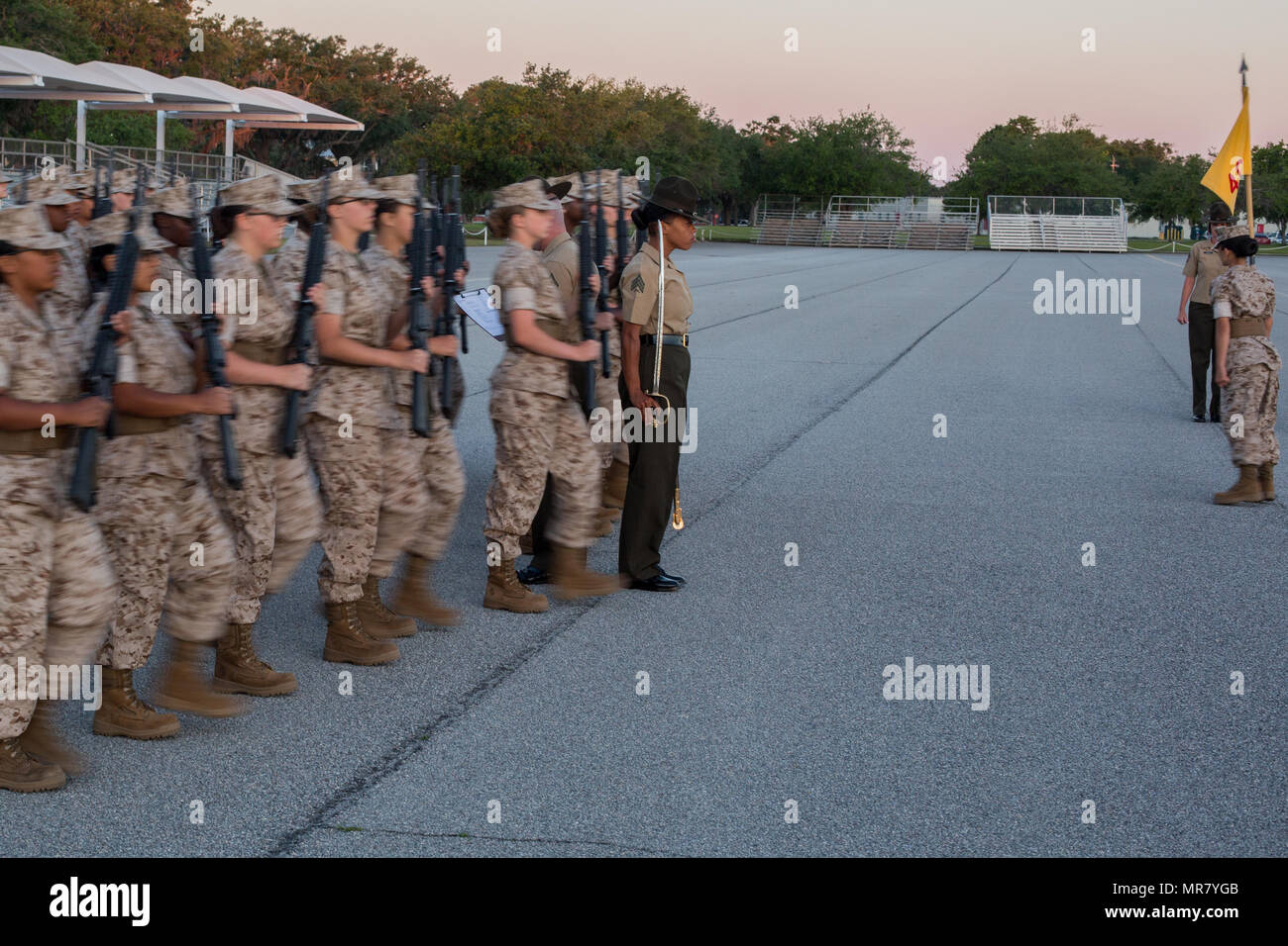 Rekruten von Platoon 4022, Papa, 4 Recruit Training Bataillon, bewegen, während einer ersten Bohrer Bewertung 8. Mai 2017, auf Parris Island, S.C. Drillmasters jedes Platoon und seine drill instructor auf ihre Fähigkeit in der Nähe durchführen, Auswerten - um Bohrer Bewegungen. In der Nähe - um Drill hilft, Disziplin und Zusammenhalt in Rekruten vermitteln. Beide Unternehmen sind zu graduieren, 30. Juni 2017 geplant. (Foto von Lance Cpl. Carlin Warren) Stockfoto