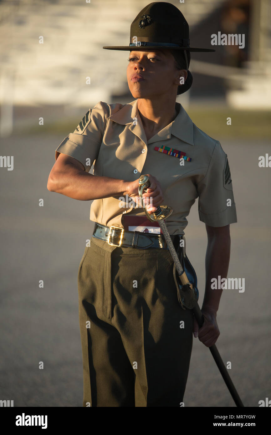 Drill Instructor Sgt. Bretagne L. Barbier, Platoon 4022, Papa, 4 Recruit Training Bataillon, liefert eine noncommissioned officer Schwert in die Scheide nach einer ersten Bohrer Bewertung 8. Mai 2017, auf Parris Island, S.C. Drill Instructors, wie Barbier, 24, von Tampa, Fla., Guide platoons beim Bohren, da die Unit-Führer. Beide Unternehmen sind zu graduieren, 30. Juni 2017 geplant. (Foto von Lance Cpl. Carlin Warren) Stockfoto
