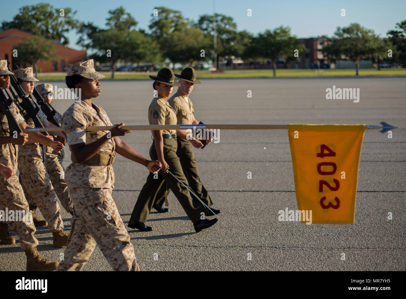 Drill Instructor Staff Sgt. Stephanie S. Espinoza führt Platoon 4023, Papa, 4 Recruit Training Bataillon, während einer ersten Bohrer Bewertung 8. Mai 2017, auf Parris Island, S.C. Drill Instructors, wie Espinoza, 28, von Harbour City, Calif., Guide platoons beim Bohren, da die Unit-Führer. Beide Unternehmen sind zu graduieren, 30. Juni 2017 geplant. (Foto von Lance Cpl. Carlin Warren) Stockfoto