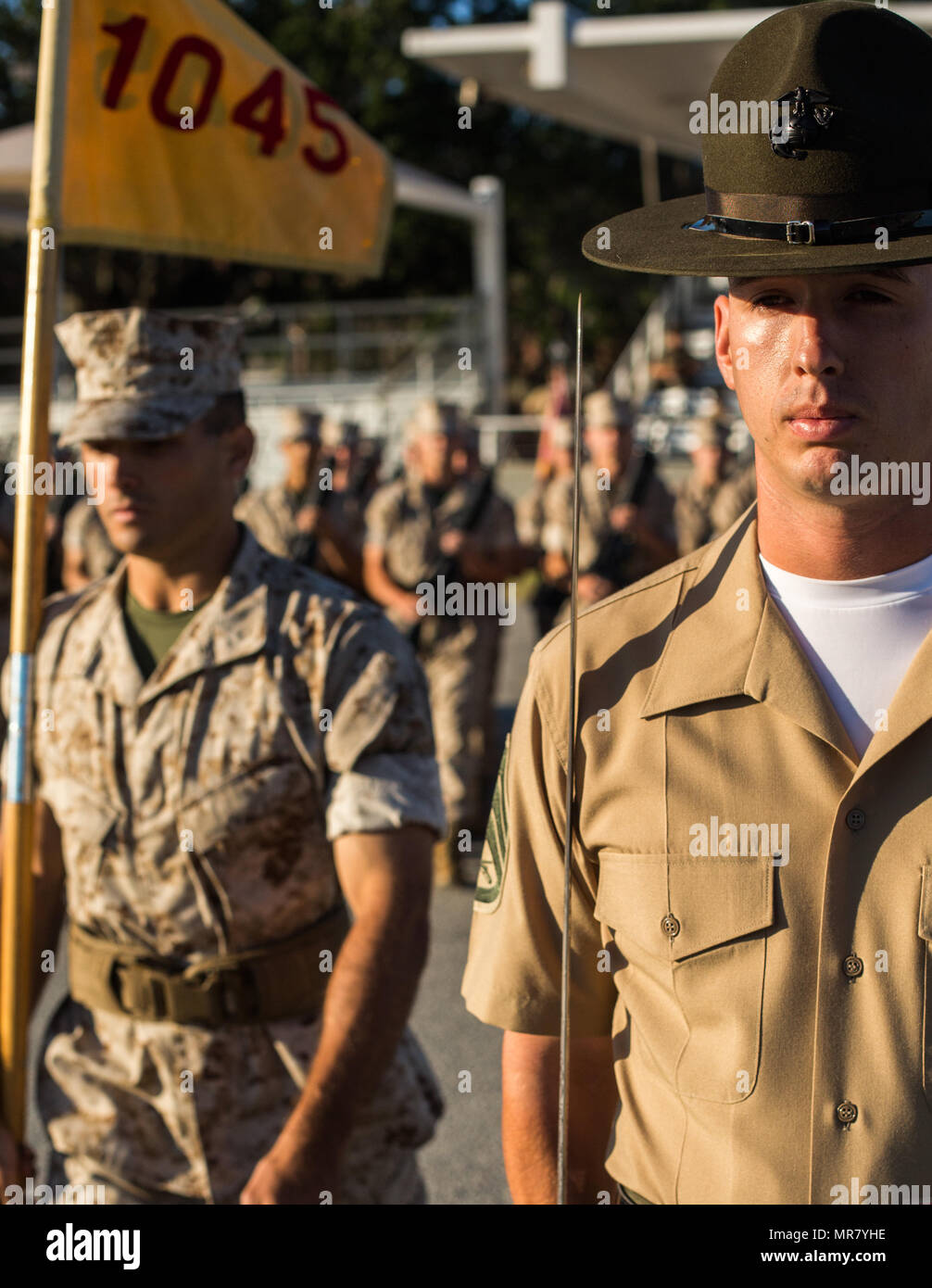 Drill Instructor Staff Sgt. James W. Rasche, wartet nach dem Aufruf von Platoon 1045, Delta, 1 Recruit Training Bataillon, In formation in einer ersten Bohrer Bewertung 8. Mai 2017, auf Parris Island, S.C. Drill Instructors, wie Speedy, 25, aus Cambridge, Ohio, guide Platoons während schließen - um Bohren, da die Unit-Führer. Beide Unternehmen sind zu graduieren, 30. Juni 2017 geplant. (Foto von Lance Cpl. Carlin Warren) Stockfoto
