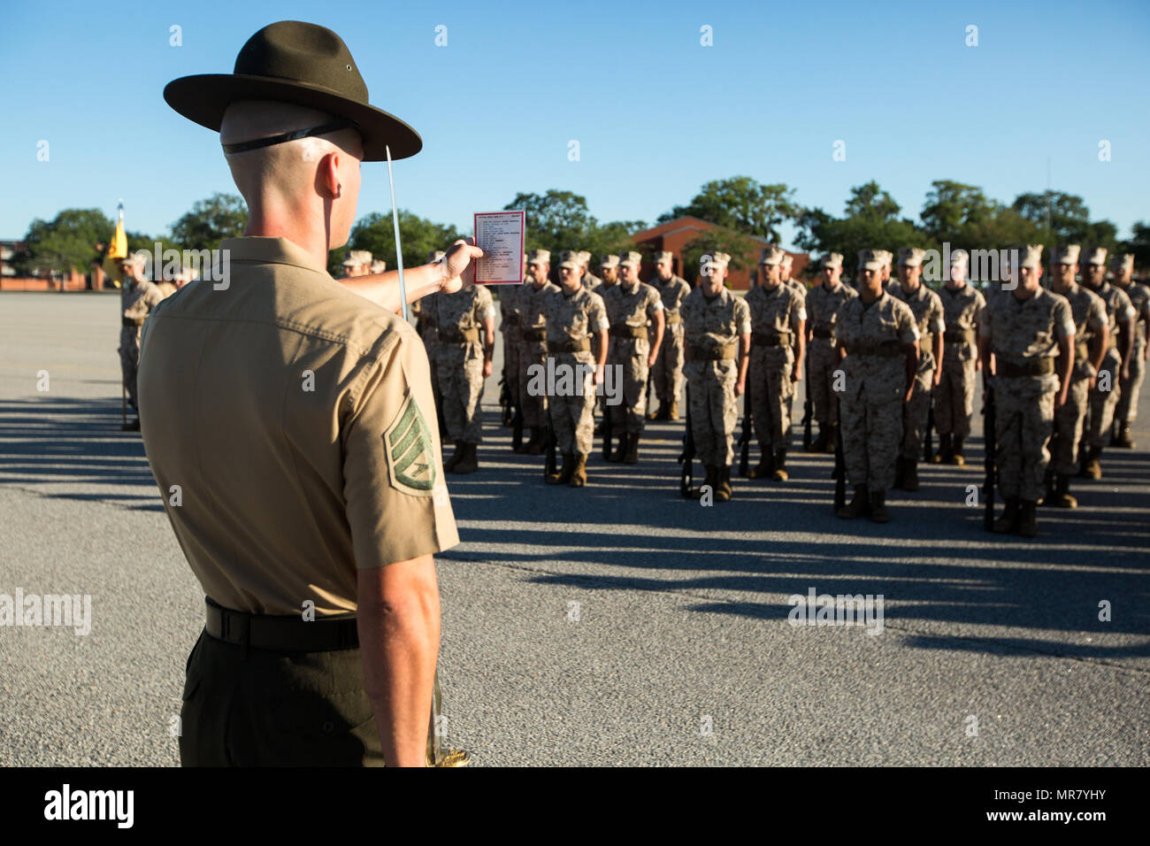 Drill Instructor Staff Sgt. James W. Rasche, bereitet Platoon 1045, Delta, 1 Recruit Training Bataillon, um den nächsten Befehl in einer ersten Bohrer Bewertung 8. Mai 2017, auf Parris Island, S.C. Drill Instructors, wie Speedy, 25, aus Cambridge, Ohio, Guide platoons in der Nähe geben - um Bohren, da die Unit-Führer. Beide Unternehmen sind zu graduieren, 30. Juni 2017 geplant. (Foto von Lance Cpl. Carlin Warren) Stockfoto